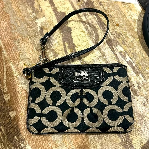 Coach wristlet poshmark hotsell